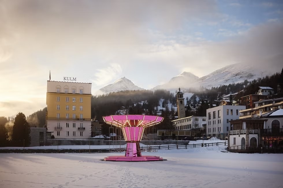Pink Mirror Carousel dell’artista tedesco Carsten Höller al Kulm Hotel di St. Moritz. Photo @Pierre Björk.