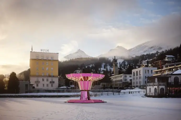 Pink Mirror Carousel dell’artista tedesco Carsten Höller al Kulm Hotel di St. Moritz. Photo @Pierre Björk.