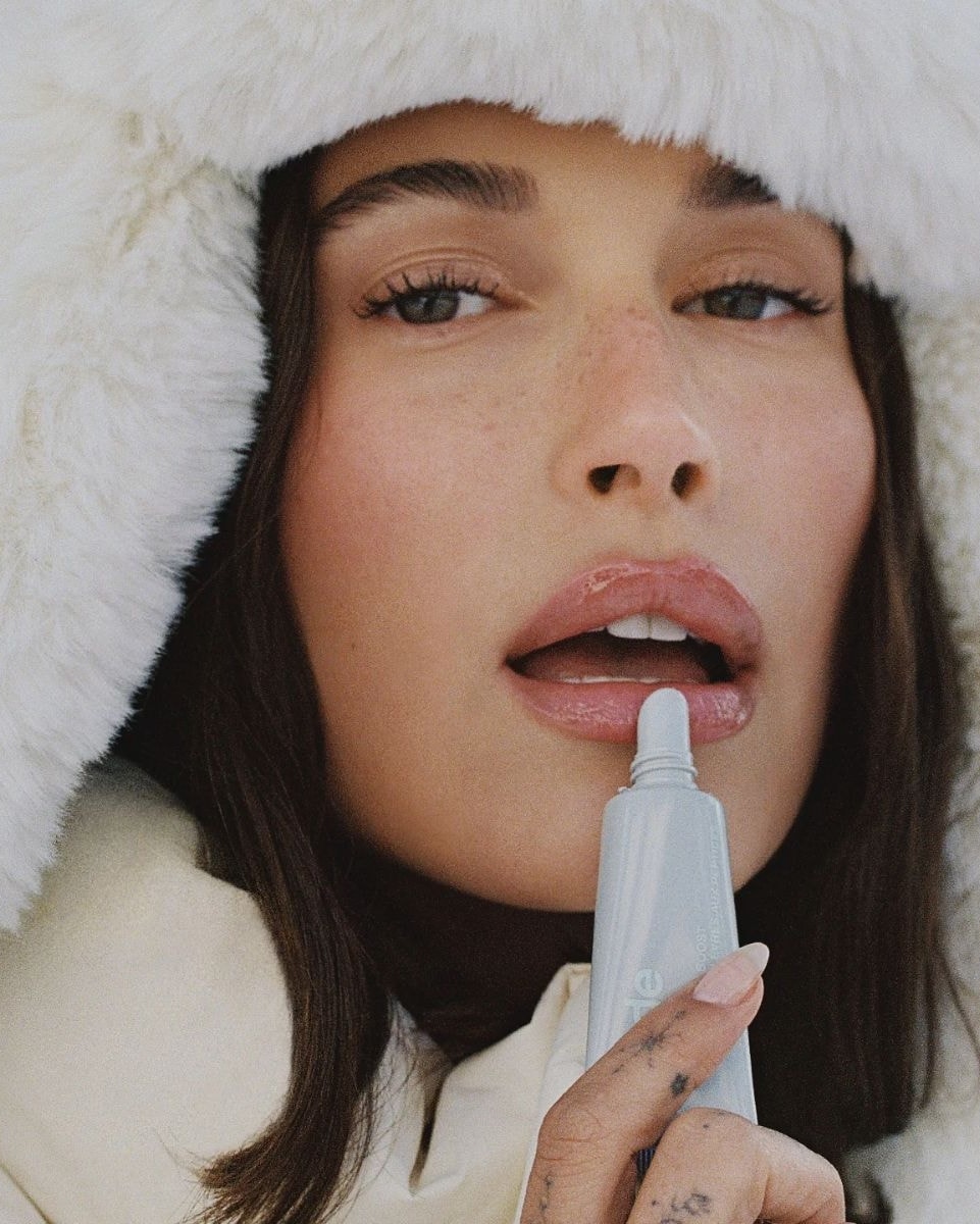 Una campagna Rhode con Hailey Bieber (ph official website)