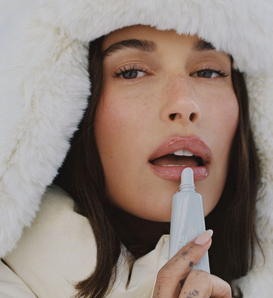 Una campagna Rhode con Hailey Bieber (ph official website)