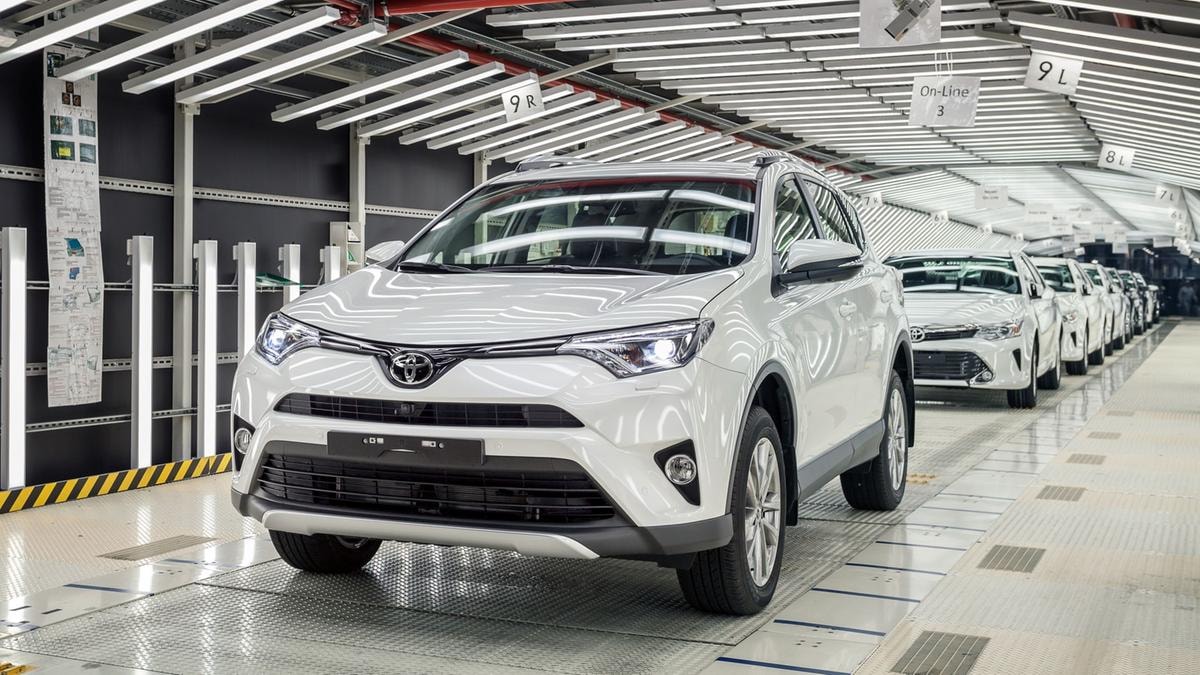 Toyota accelera sulle auto ibride: produzione globale +30% entro il 2028 per rafforzare lo storico dominio