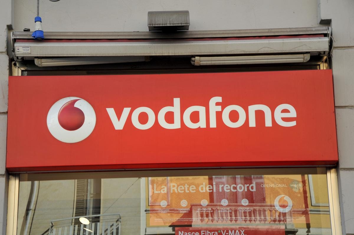 Vodafone, l’attività di m&amp;a abbatte l’utile operativo del 50%. Titolo in calo