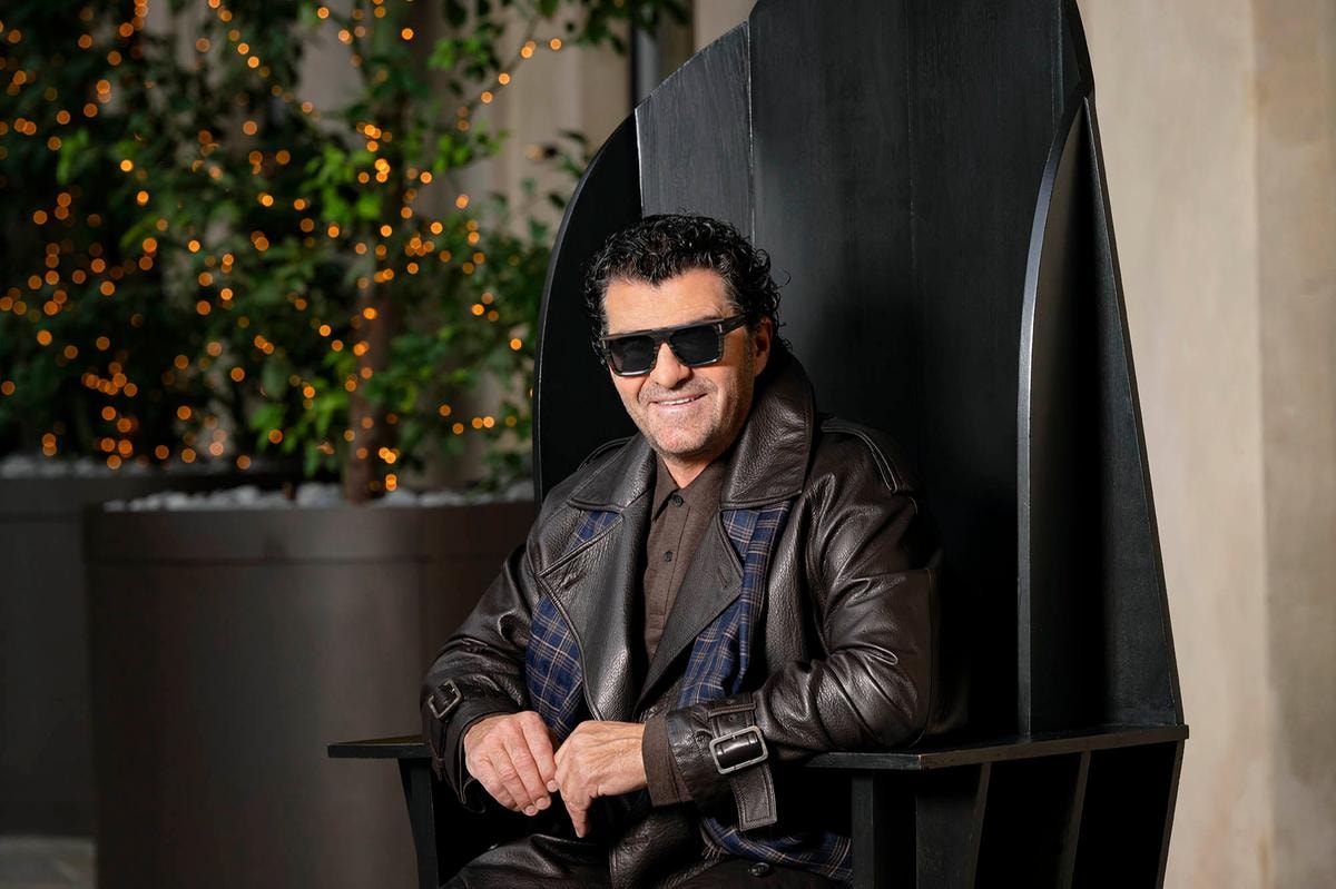 Bomber in pelle con chiusura doppiopetto, polo marrone a manica lunga in lana e cashmere, pantaloni sartoriali in pura lana vergine, scarpe stringate con brogue costruzione Tramezza  e sciarpa in cashmere e seta con fantasia  a quadri blu e beige, tutto di Ferragamo