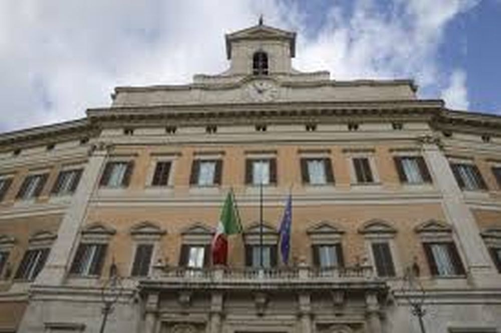 Nelle Camere la corsa della spesa rallenta, ma dal taglio dei parlamentari non arriva l’effetto super spending review