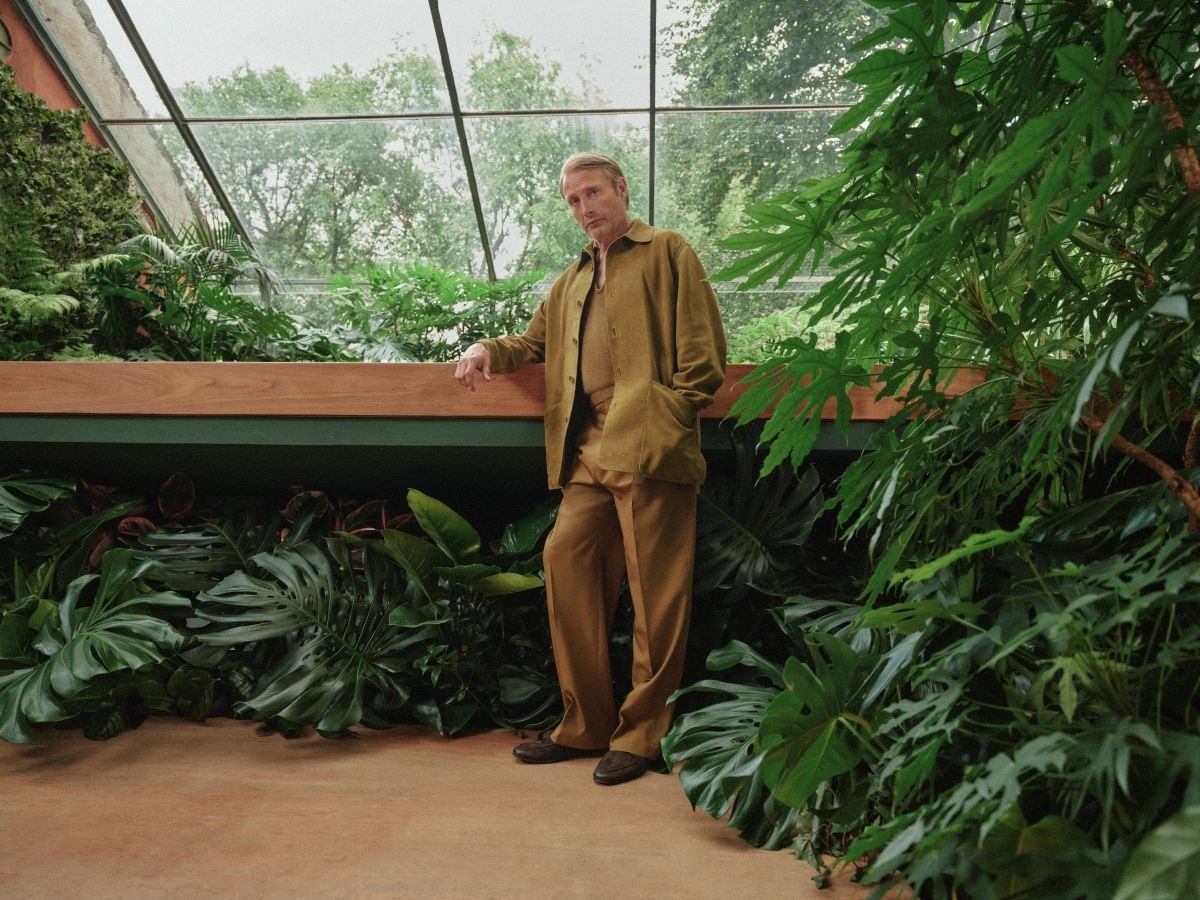 Mads Mikkelsen indossa un look Zegna spring 2026 (courtesy Zegna)