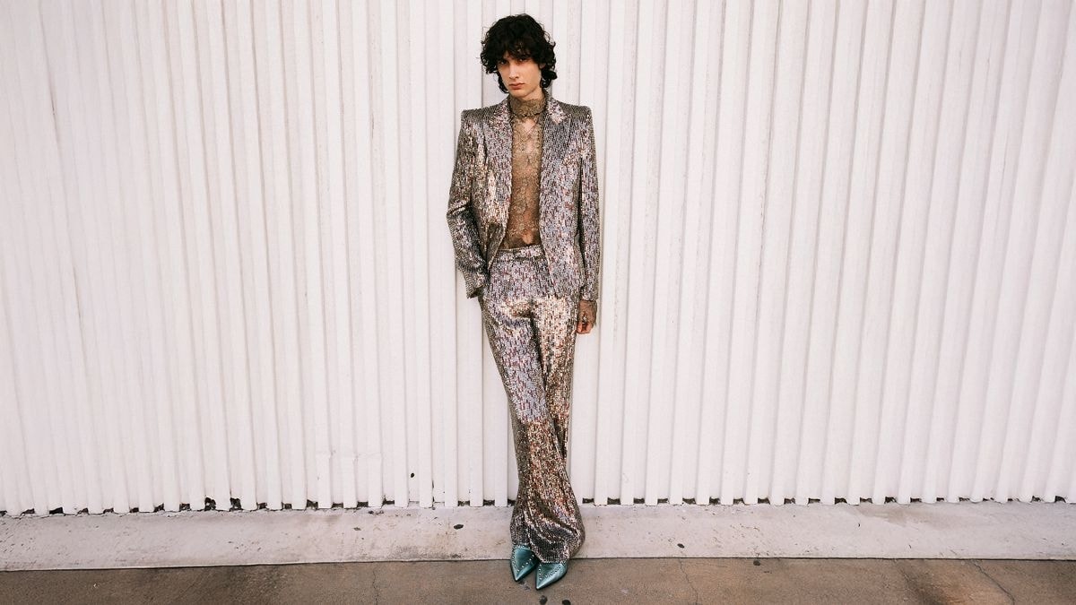 Sombr in un look Valentino (ph Bryce Glenn, courtesy Valentino)