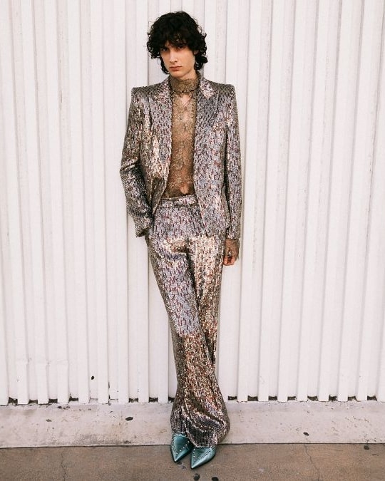 Sombr in un look Valentino (ph Bryce Glenn, courtesy Valentino)