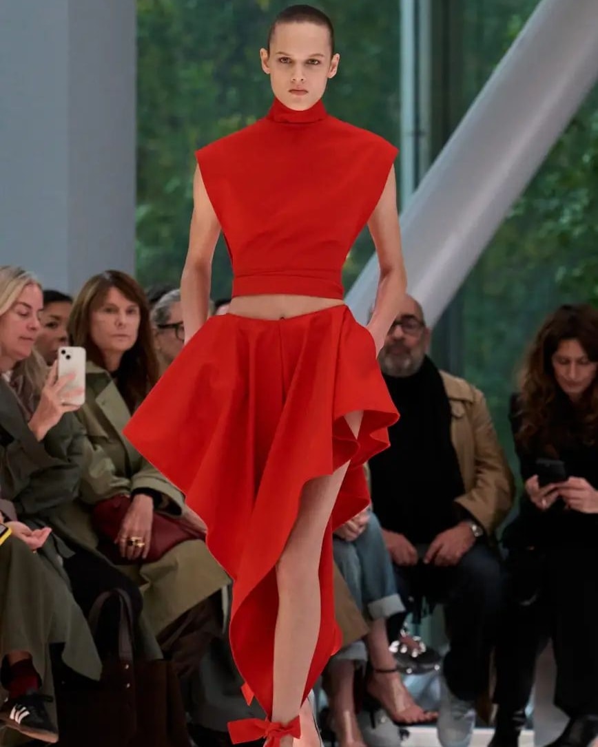 Un look Alaïa winter-spring 2026 (ph. Francesc Ten/MFF)
