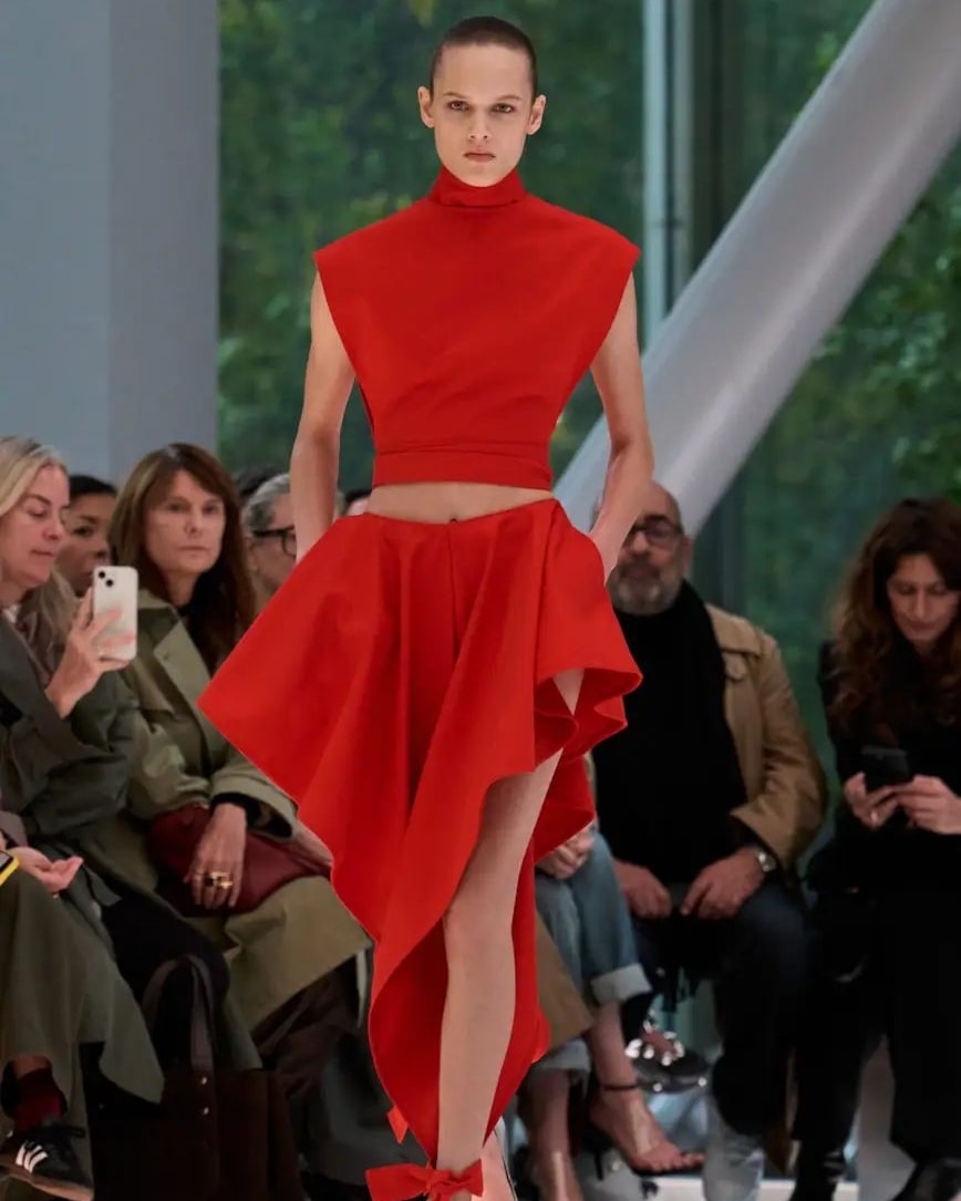 Un look Alaïa winter-spring 2026 (ph. Francesc Ten/MFF)