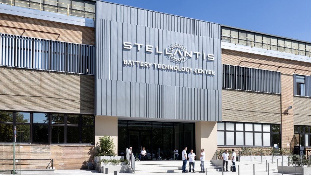 Stellantis crolla in borsa per l’auto elettrica: cosa può succedere ora al titolo secondo gli analisti