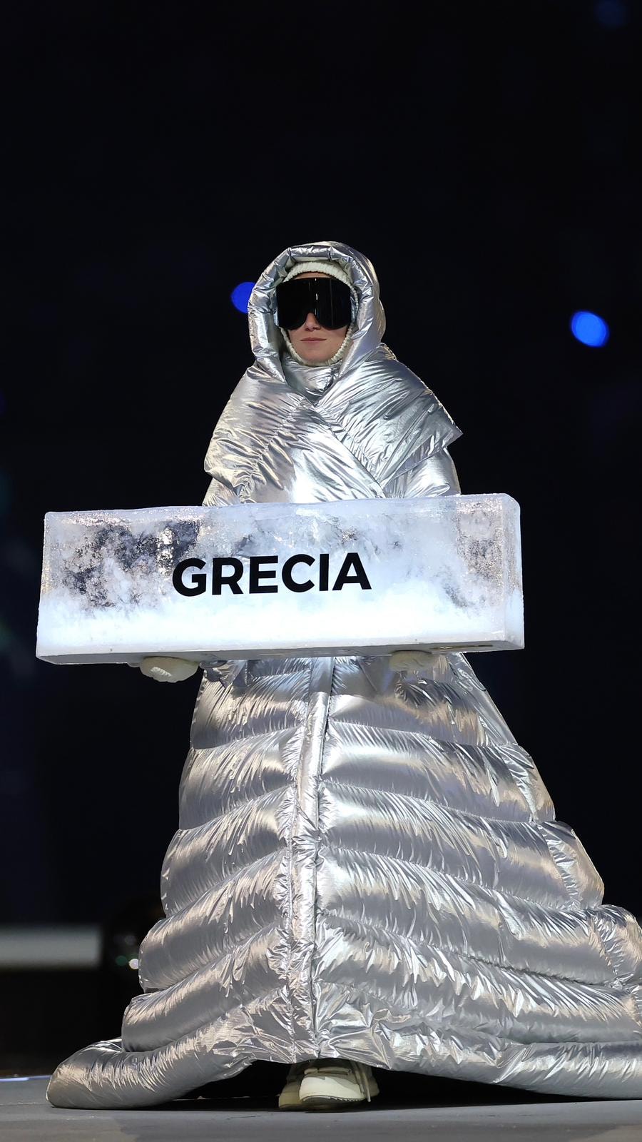 Una portacartelli con un look disegnato da Remo Ruffini (courtesy Moncler)