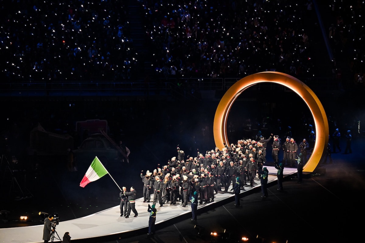 Il team Italia con le divise ufficiali create da Giorgio Armani (courtesy Giorgio Armani/Sgp)
