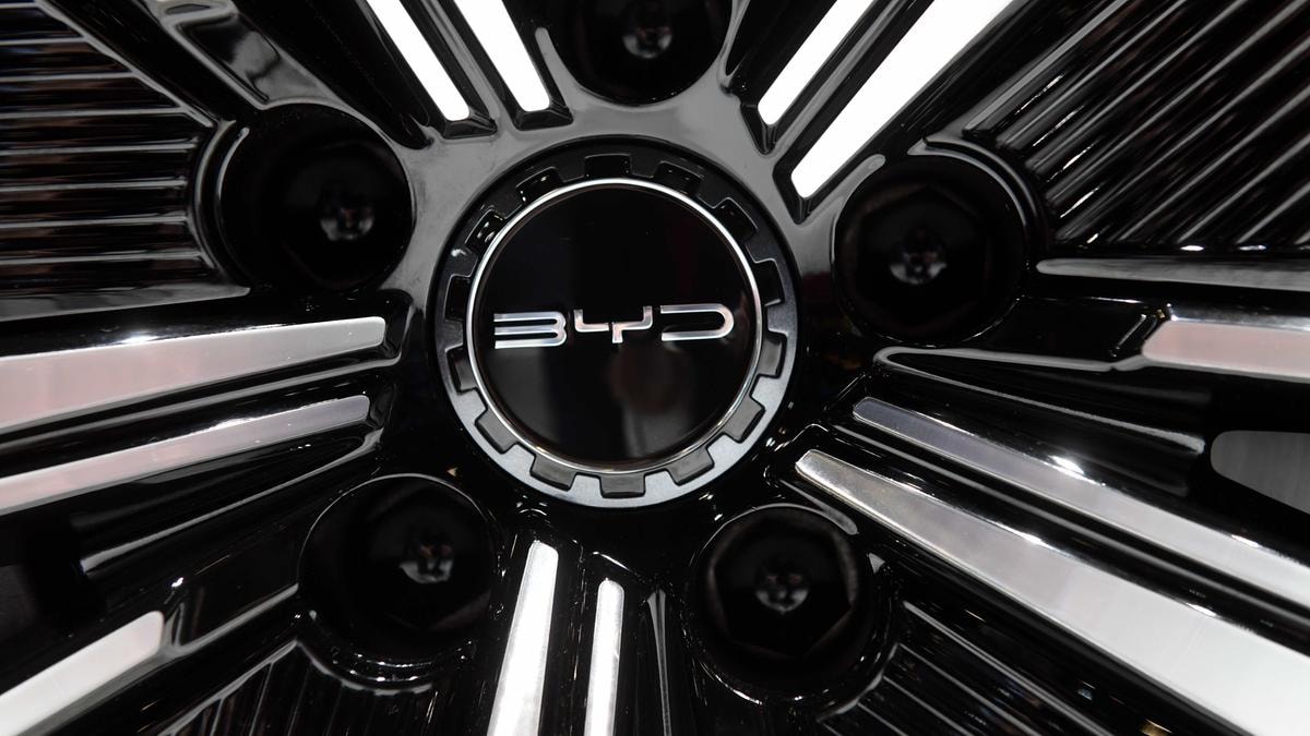 Auto, Byd fa causa agli Usa sui dazi. E svolta sulle batterie: sviluppa quelle al sodio con vita più lunga