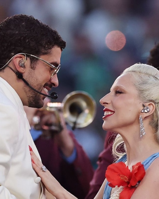 Bad Bunny trionfa al Super bowl 2026 in total look Zara. Sul palco anche Lady Gaga e Ricky Martin