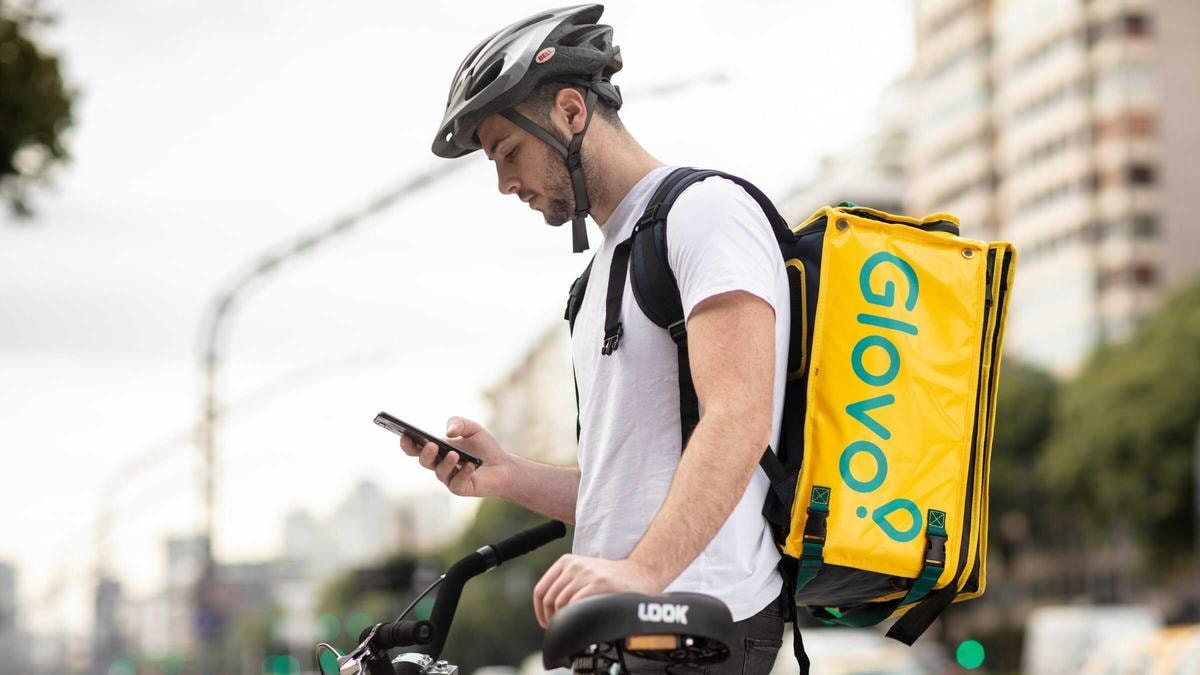 Un rider di Glovo