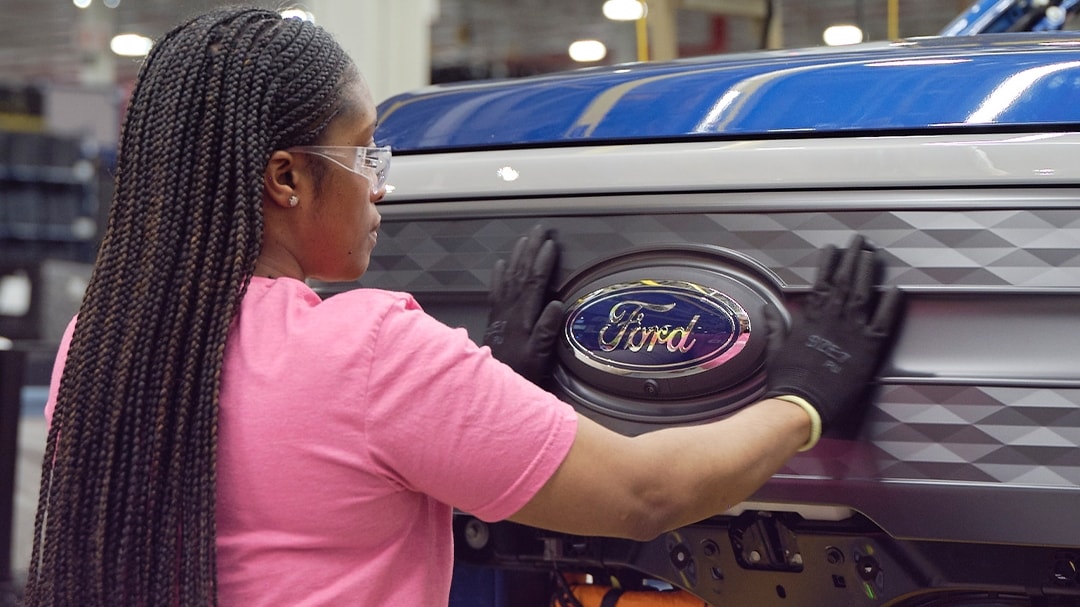 Ford vede un rimbalzo degli utili nel 2026 dopo la stangata dei dazi e le svalutazioni sui veicoli elettrici