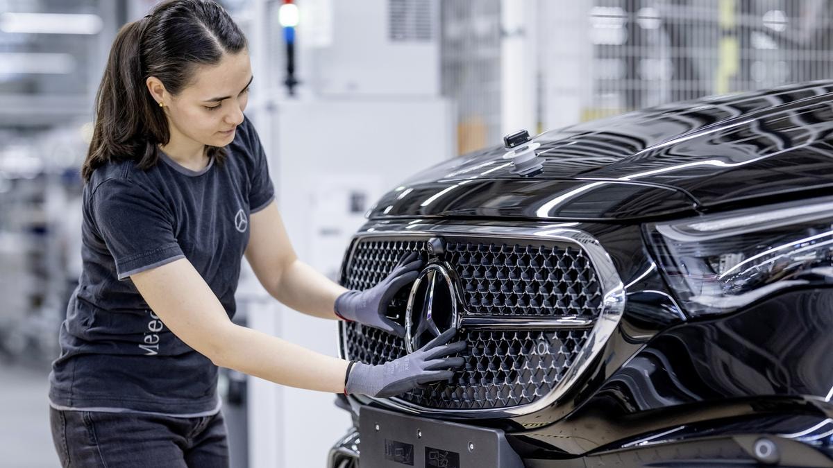Mercedes, utili quasi dimezzati nel 2025 a 5,3 miliardi: pesano dazi e concorrenza in Cina