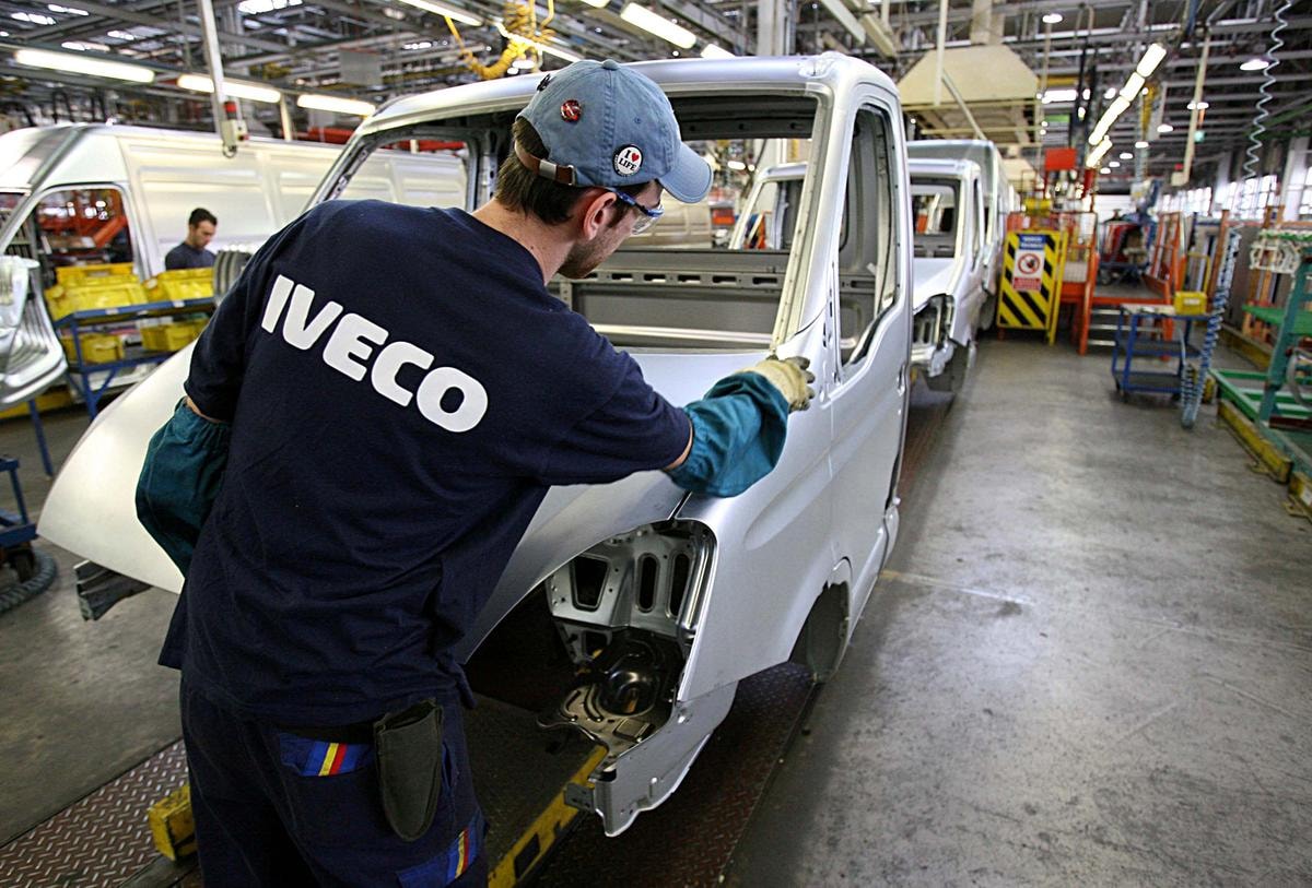 Iveco, utile e margini in calo nel 2025 ma nel quarto trimestre accelera. Defence in forte crescita prima della cessione