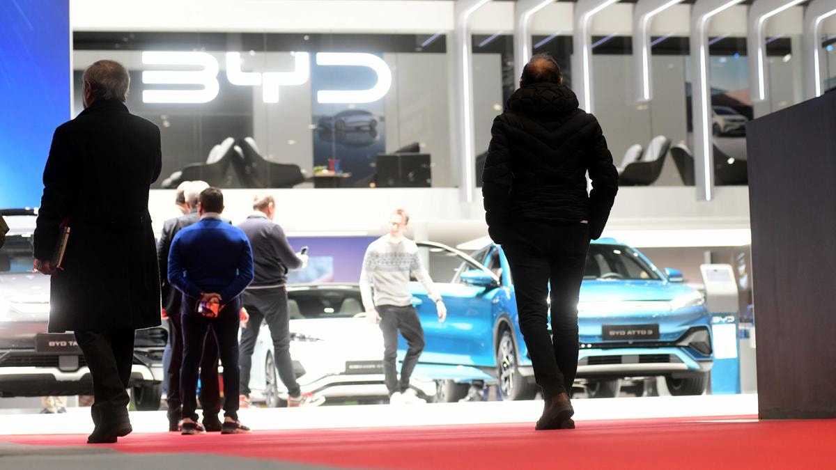 La Cina vieta la vendita di auto sotto costo: così vuole fermare la guerra dei prezzi tra Byd, Tesla e le altre