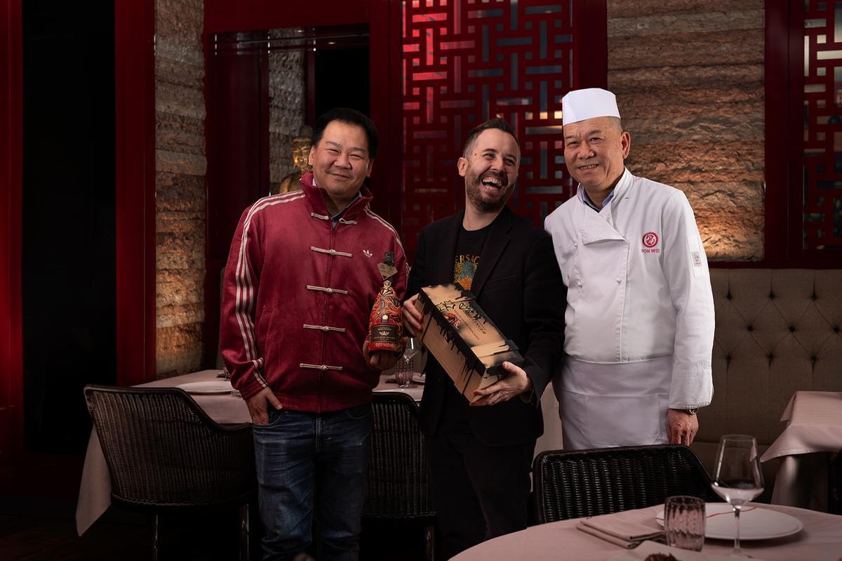 Da sinistra, Zhang Le, patron di Bon Wei, il Creative Designer Teo KayKay, e lo chef chef Zhang Guoqing.