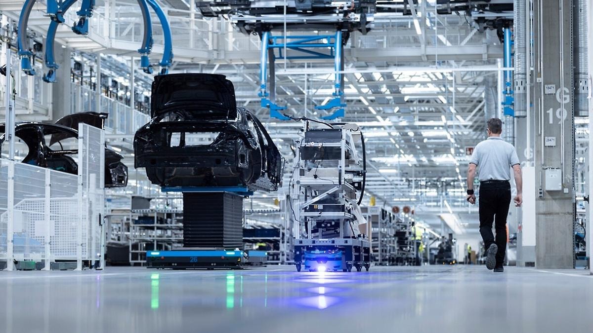 L’ex capo della Nato Rasmussen: la Russia può attaccare un Paese Nato, le case automobilistiche europee producano carri armati
