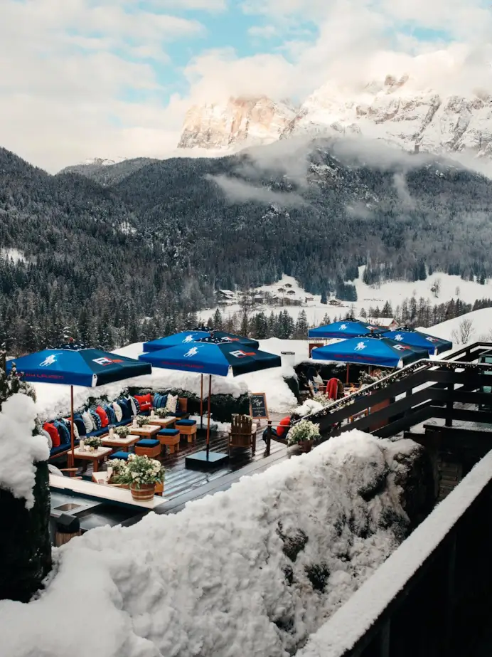 La terrazza Ralph Lauren al Rosapetra resort di Cortina (courtesy Ralph Lauren)