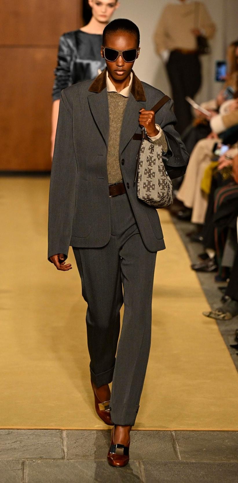 Un look Tory Burch fall-winter 2026/27 (ph Francesc Ten/MFF)