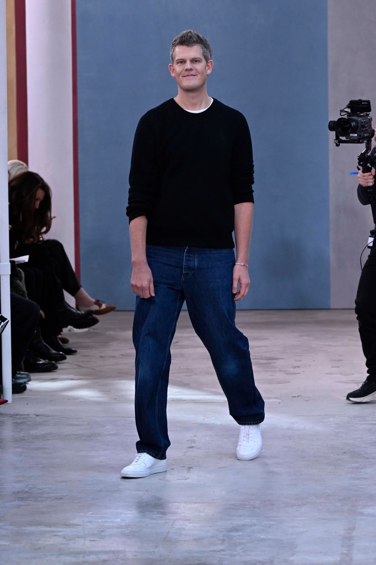 Wes Gordon nel finale della sfilata Carolina Herrera fall-winter 2026/27 (foto Francesc Ten/MFF)