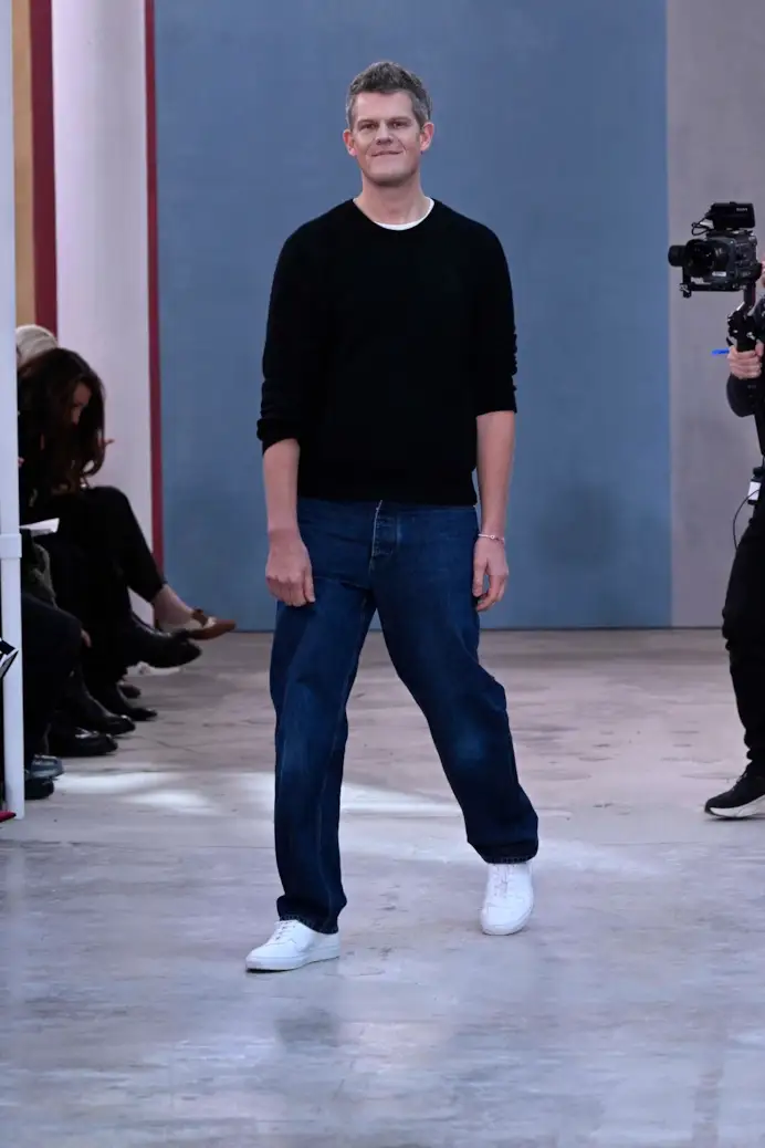 Wes Gordon nel finale della sfilata Carolina Herrera fall-winter 2026/27 (foto Francesc Ten/MFF)