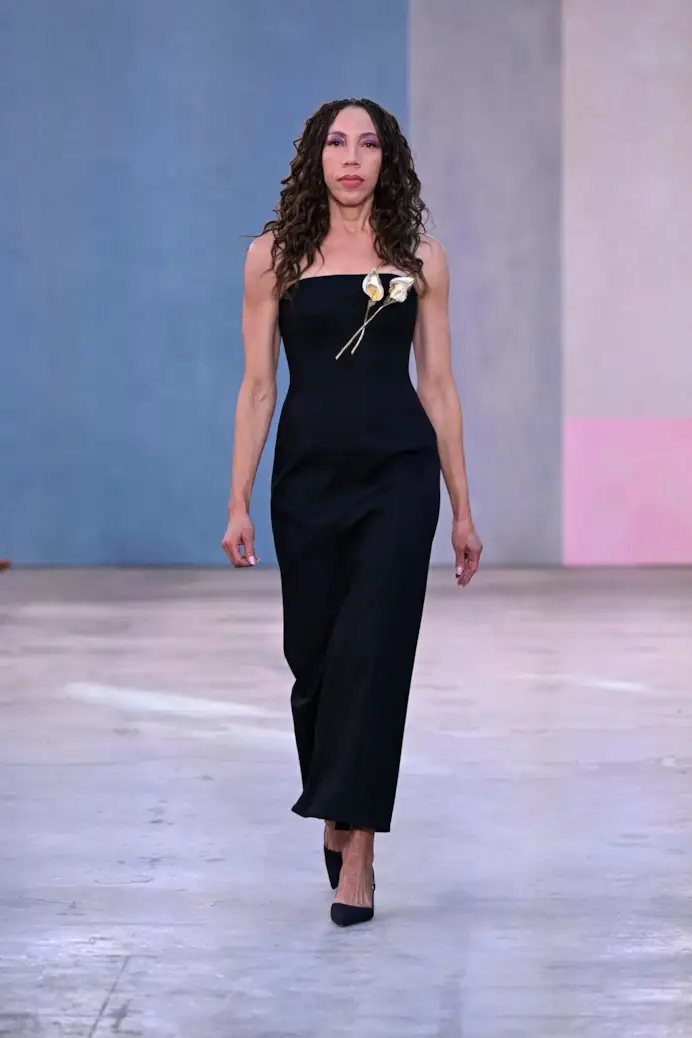La pittrice Amy Sherald con un look Carolina Herrera fall-winter 2026/27 (foto Francesc Ten/MFF)