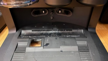 Il rullo viene pulito e idratato con acqua pulita a ogni rotazione da 12 diffusori e una spazzola in acciaioLa camera intelligente identifica il tipo di macchia e programma il numero di passaggi ideale del robotIl rullo motorizzato si sposta lateralmente sino a 40 millimetri per assicurare un lavaggio a filo delle paretiLa luce led verde evidenzia macchie e residui e lavora in modo sinergico con la camera intelligenteLa base integra un alloggiamento per la pulizia profonda del rullo con acqua calda a 60 gradi e detersivo probiotico