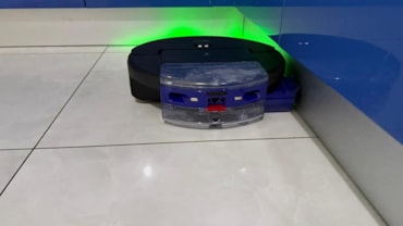 Il rullo viene pulito e idratato con acqua pulita a ogni rotazione da 12 diffusori e una spazzola in acciaioLa camera intelligente identifica il tipo di macchia e programma il numero di passaggi ideale del robotIl rullo motorizzato si sposta lateralmente sino a 40 millimetri per assicurare un lavaggio a filo delle pareti