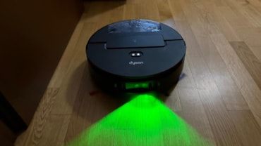 Il rullo viene pulito e idratato con acqua pulita a ogni rotazione da 12 diffusori e una spazzola in acciaioLa camera intelligente identifica il tipo di macchia e programma il numero di passaggi ideale del robotIl rullo motorizzato si sposta lateralmente sino a 40 millimetri per assicurare un lavaggio a filo delle paretiLa luce led verde evidenzia macchie e residui e lavora in modo sinergico con la camera intelligente