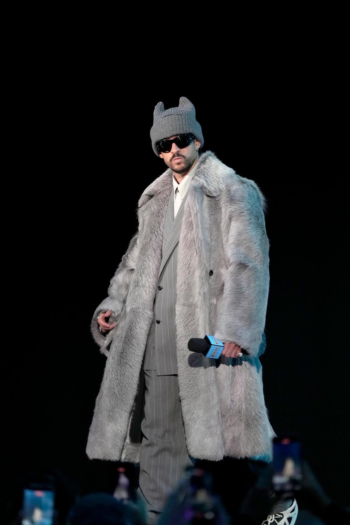 Bad Bunny in Bottega Veneta durante la press conference del Super Bowl (ph by Jeff Kravitz/Filmmagic)