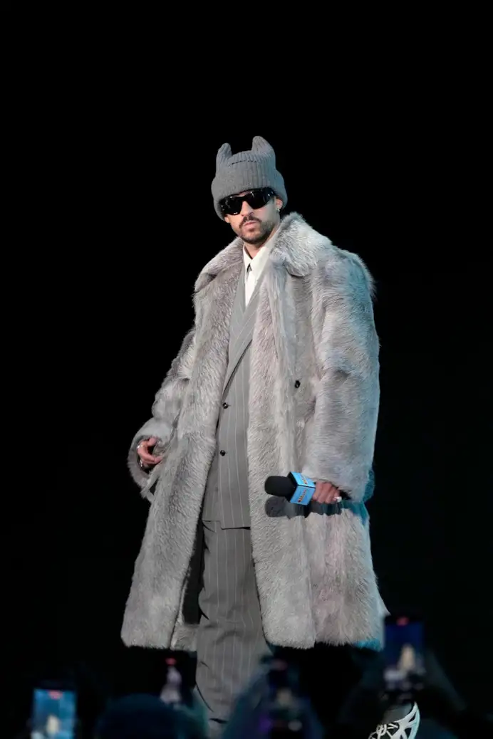 Bad Bunny in Bottega Veneta durante la press conference del Super Bowl (ph by Jeff Kravitz/Filmmagic)