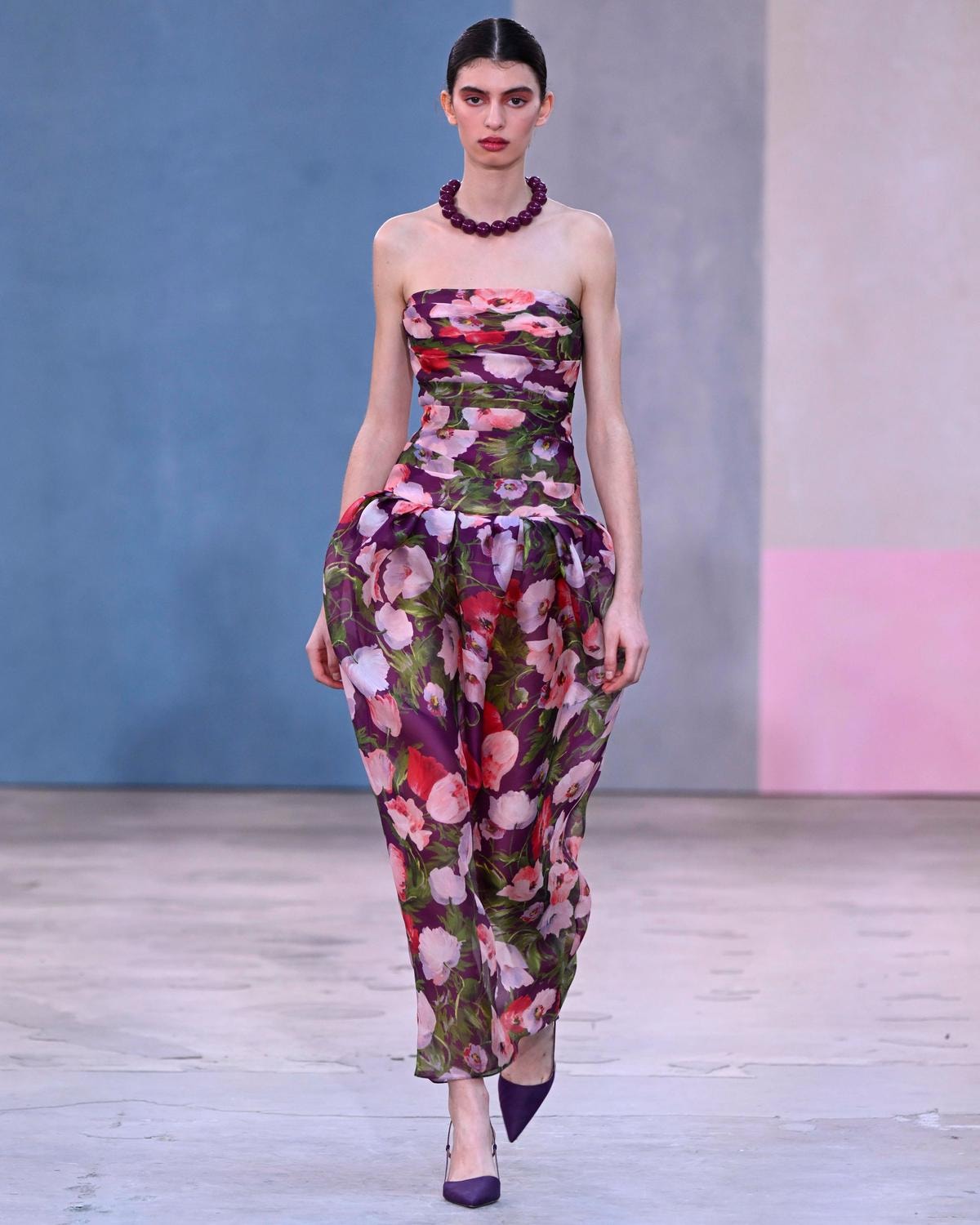 Un look Carolina Herrera fall-winter 2026/27 (ph Francesc Ten/MFF)