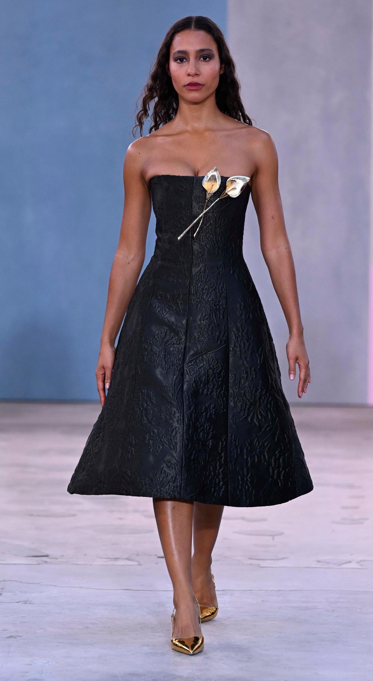 Un look Carolina Herrera fall-winter 2026/27 (ph Francesc Ten/MFF)