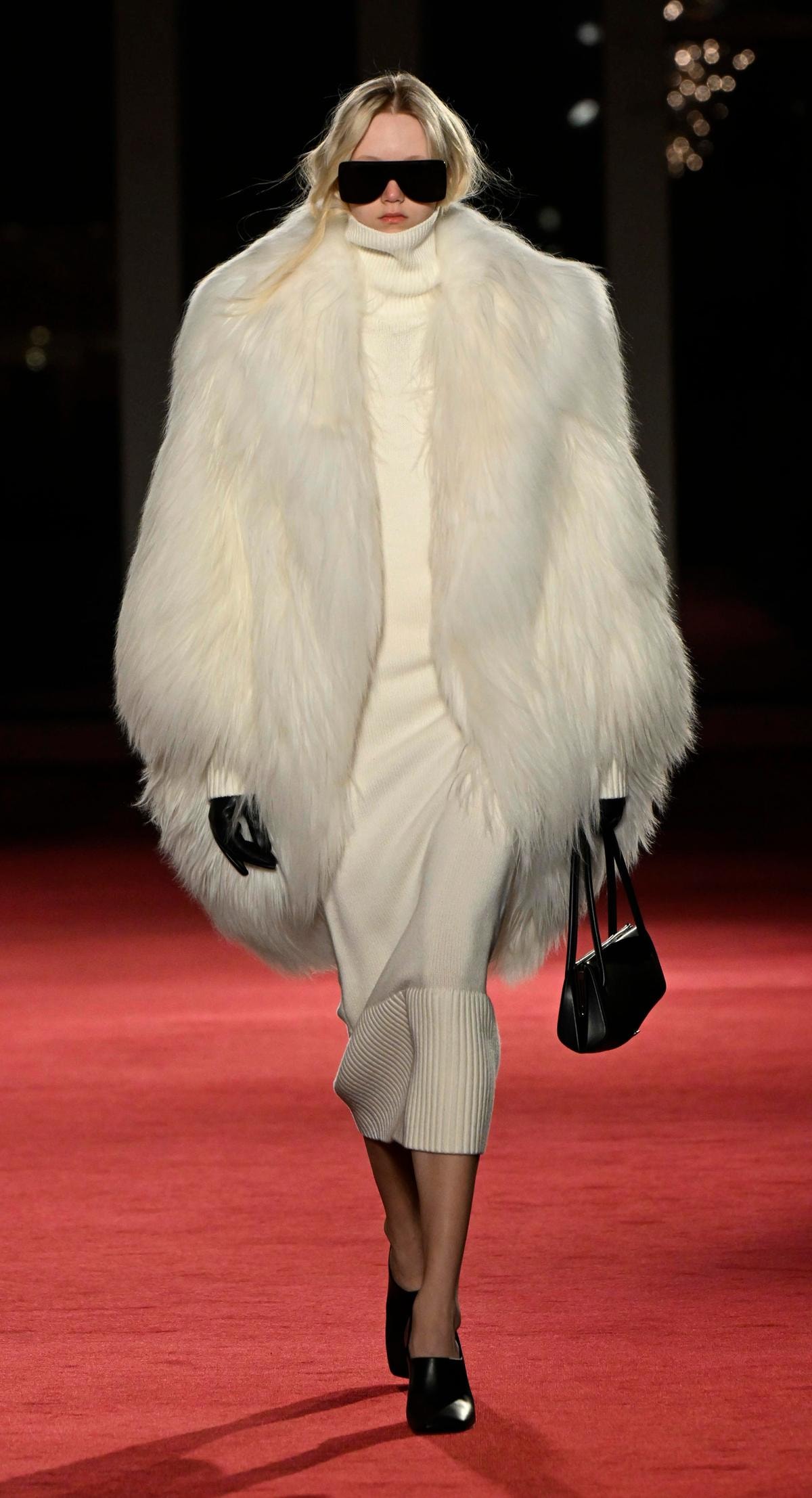 Un look Michael Kors fall-winter 2026/27 (ph Francesc Ten/MFF)