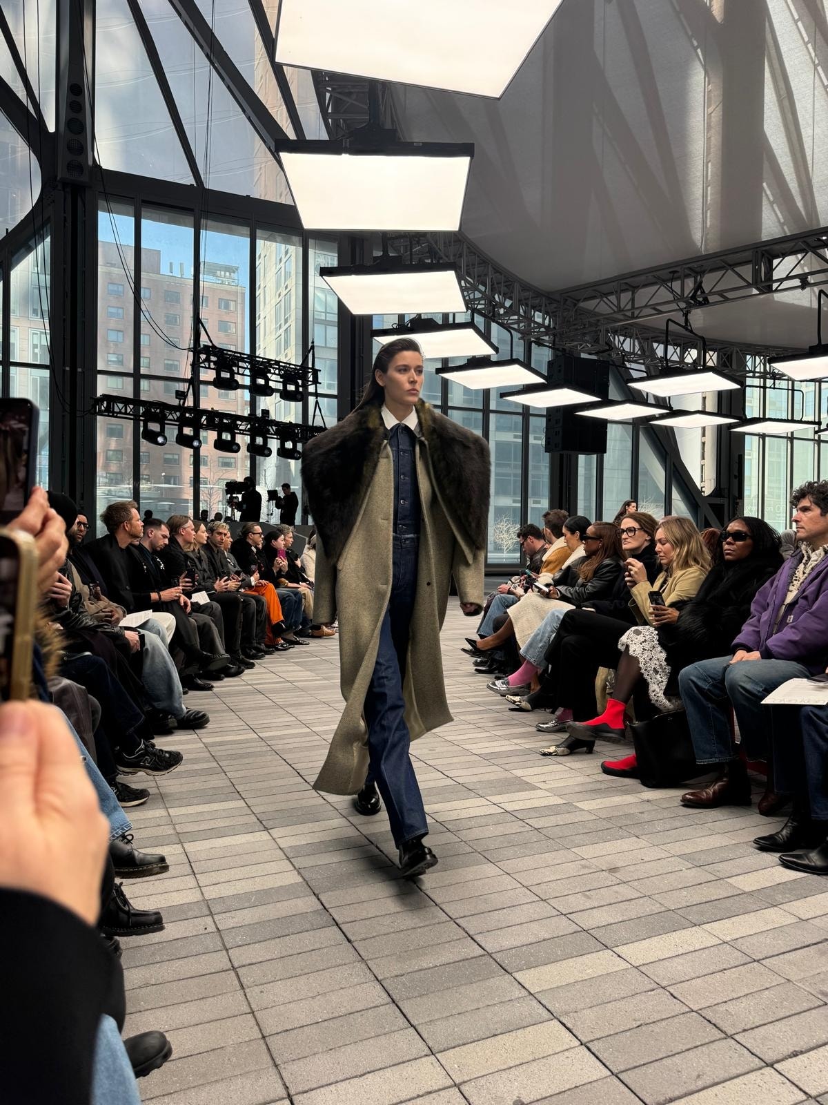 Un look Calvin Klein fall-winter 2026/27 (foto Stefano Roncato)