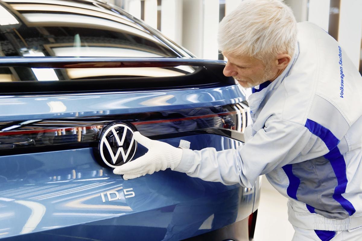 Volkswagen taglia i costi del 20%, piano da 60 miliardi al 2028 e possibili chiusure di stabilimenti