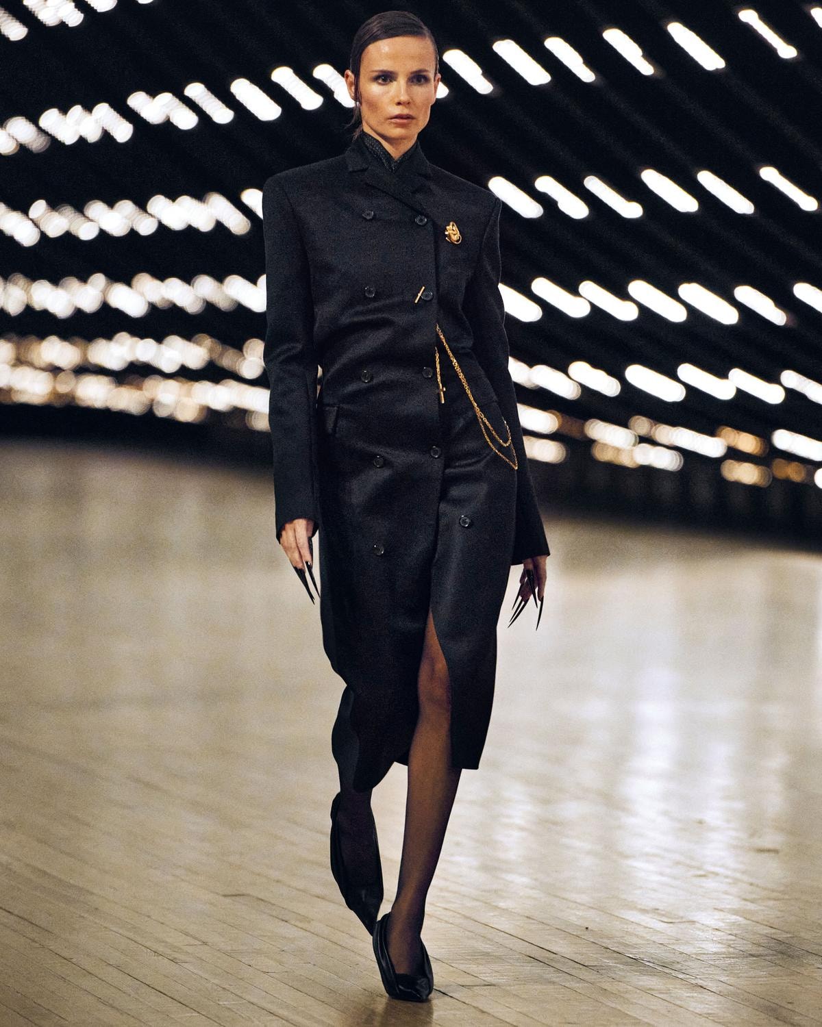 Un look Khaite fall-winter 2026/27 (Francesc Ten/MFF)