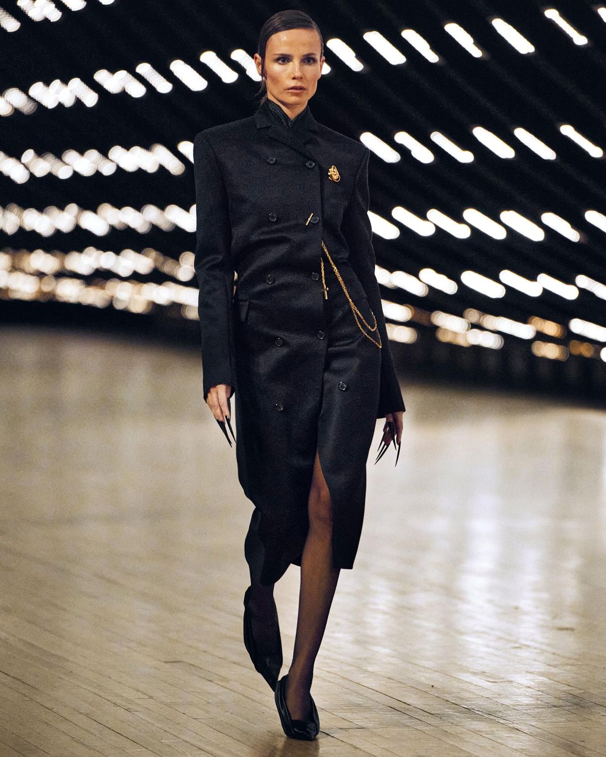 Un look Khaite fall-winter 2026/27 (Francesc Ten/MFF)
