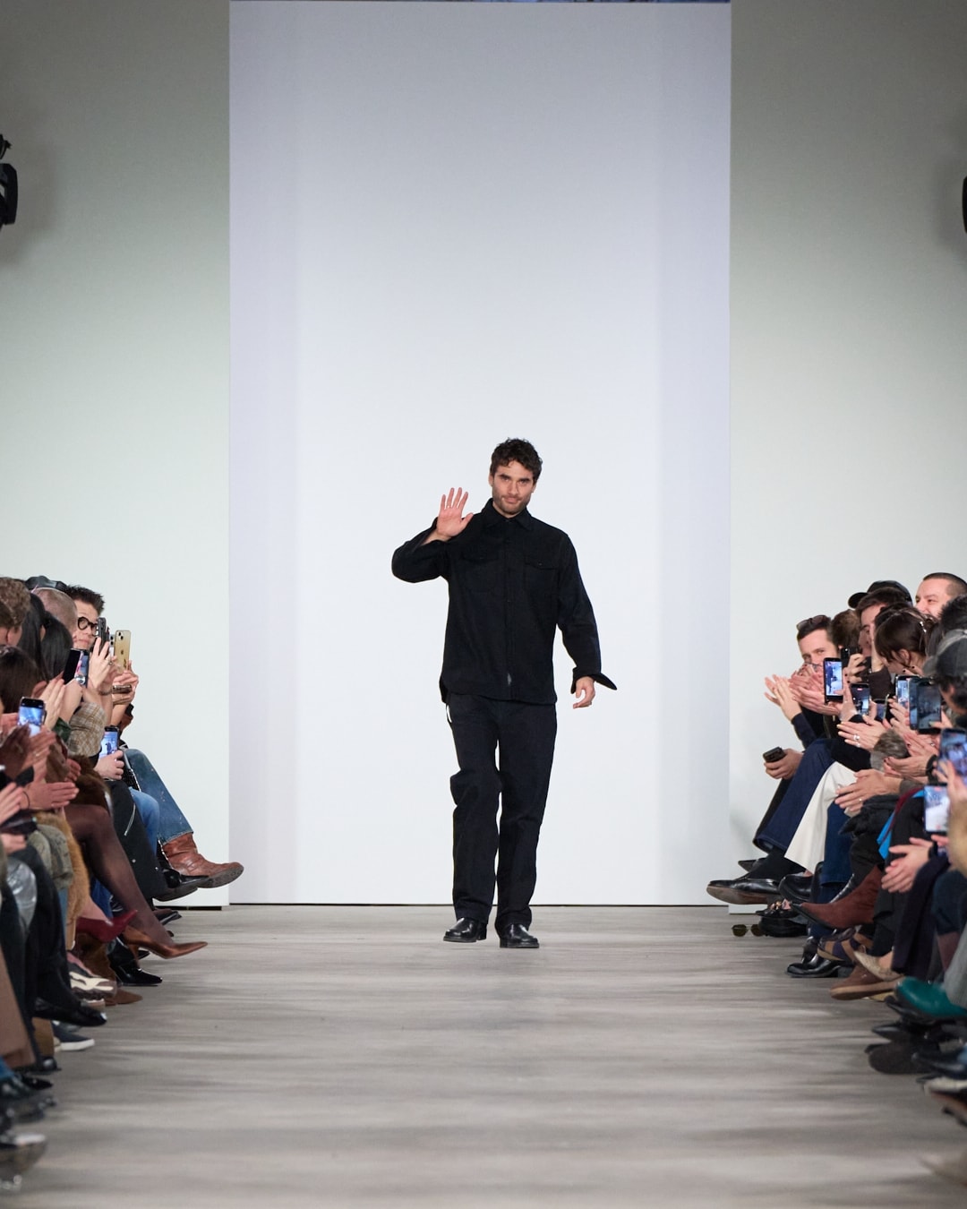 Nicola Brognano alla fine dello show 7 for all mankind fall-winter 2026 (ph Isidore Montag, courtesy 7 for all mankind)