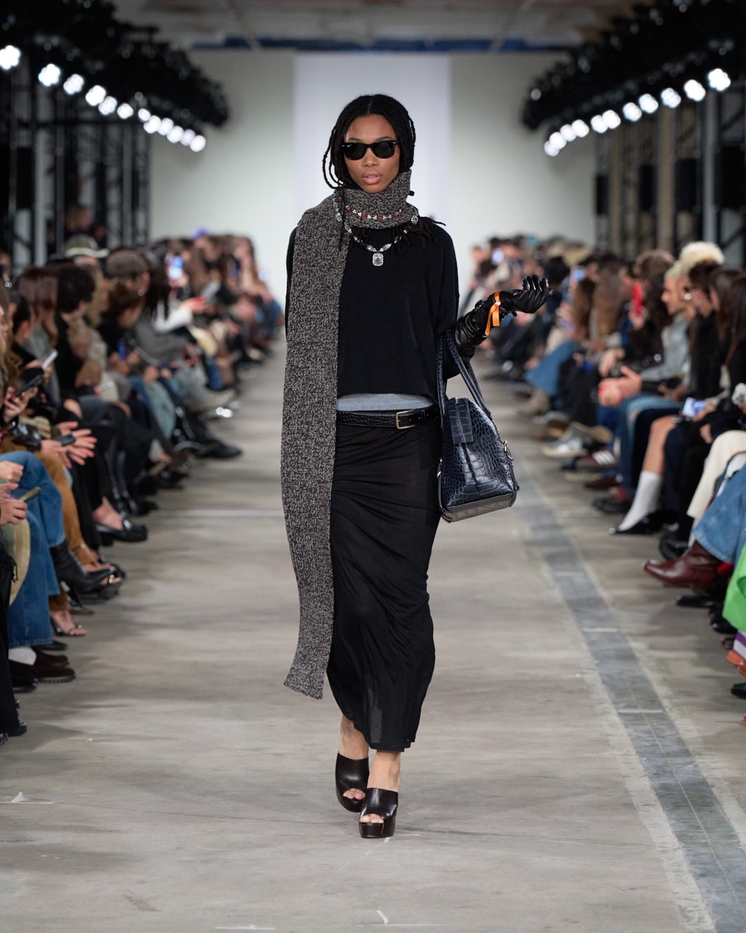 Un look 7 for all mankind autunno-inverno 2026 (ph Isidore Montag, courtesy 7 for all mankind)