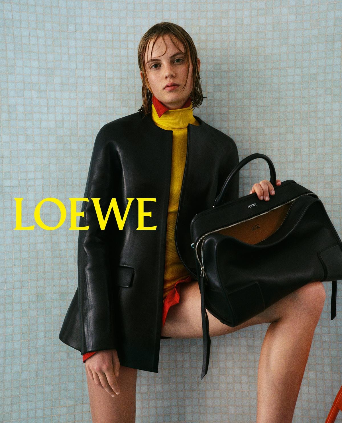 Isla Johnston nella campagna di Loewe spring-summer 2026 (ph Talia Chetrit, courtesy Loewe)