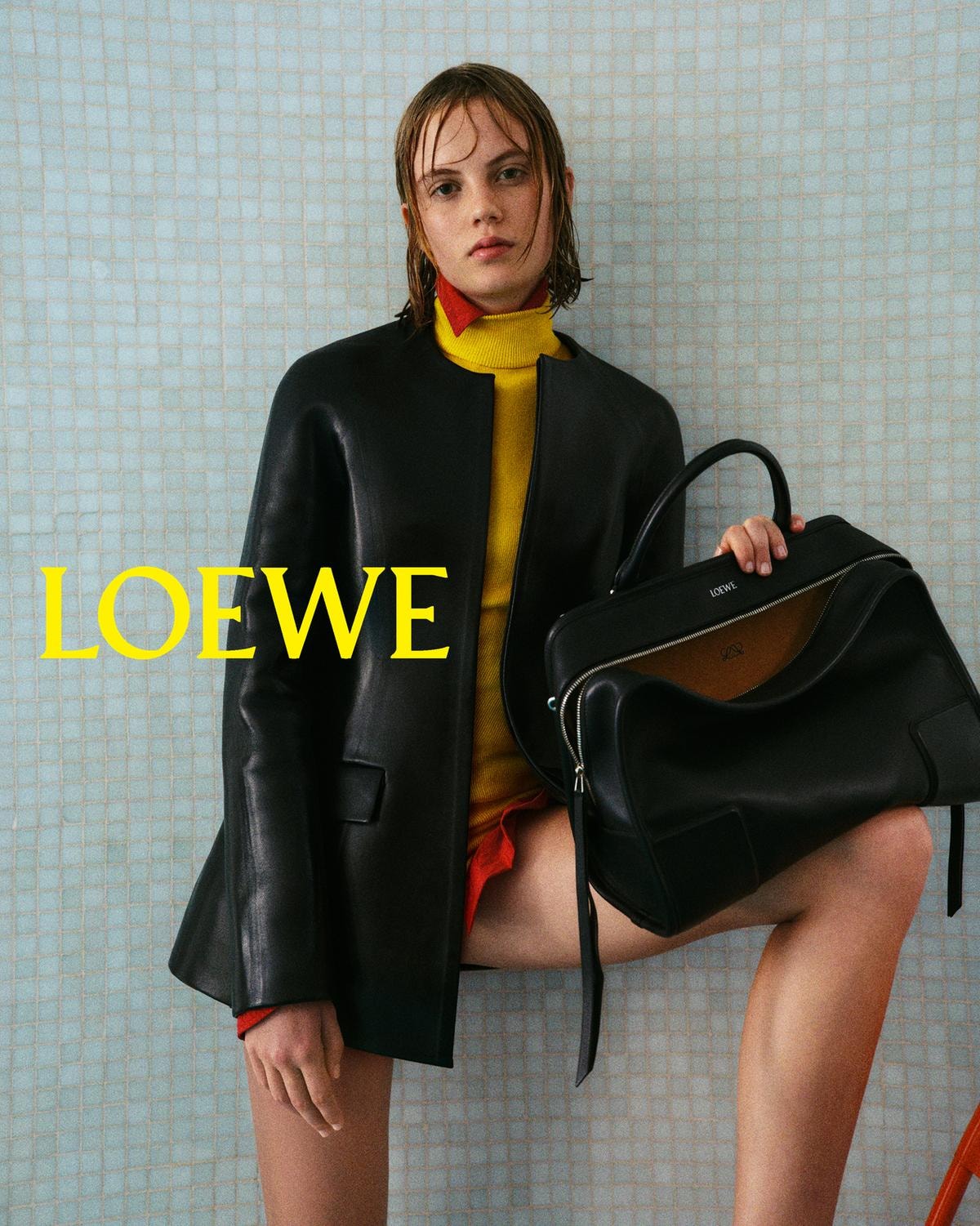 Isla Johnston nella campagna di Loewe spring-summer 2026 (ph Talia Chetrit, courtesy Loewe)