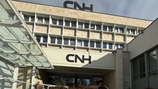 Cnh, crolla l’utile della società di  macchine agricole controllata dalla Exor di John Elkann