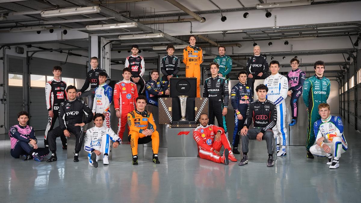 I 22 piloti di Formula 1 davanti al Trunk firmato Louis Vuitton (courtesy Louis Vuitton)