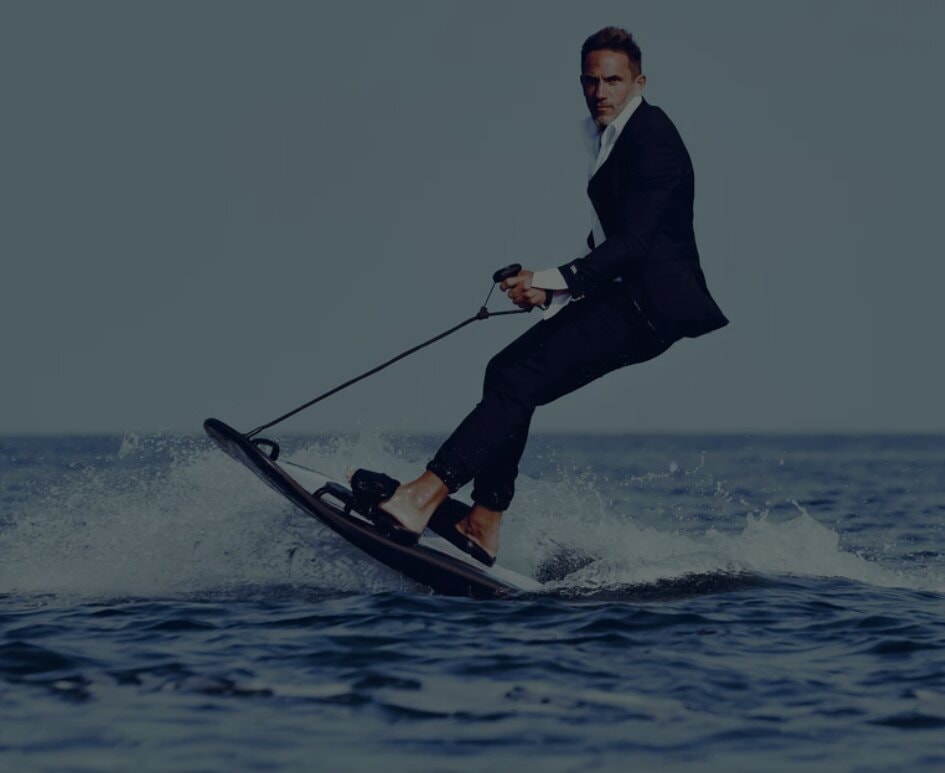 Sébastien Jondeau nella campaign della collezione Karl Lagerfeld x Esurf (ph official website)