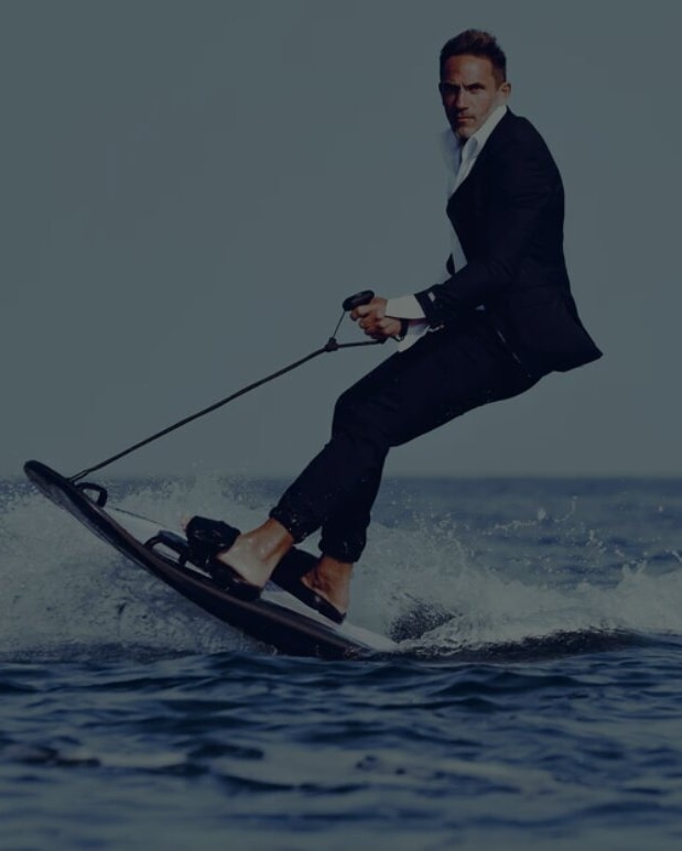 Sébastien Jondeau nella campaign della collezione Karl Lagerfeld x Esurf (ph official website)
